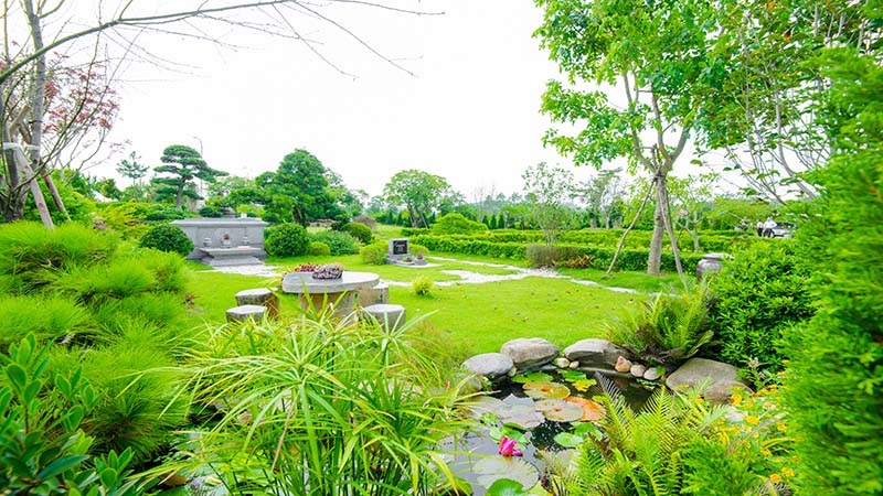 Khuôn viên mộ phần công viên Thiên Đức như một khu vườn
